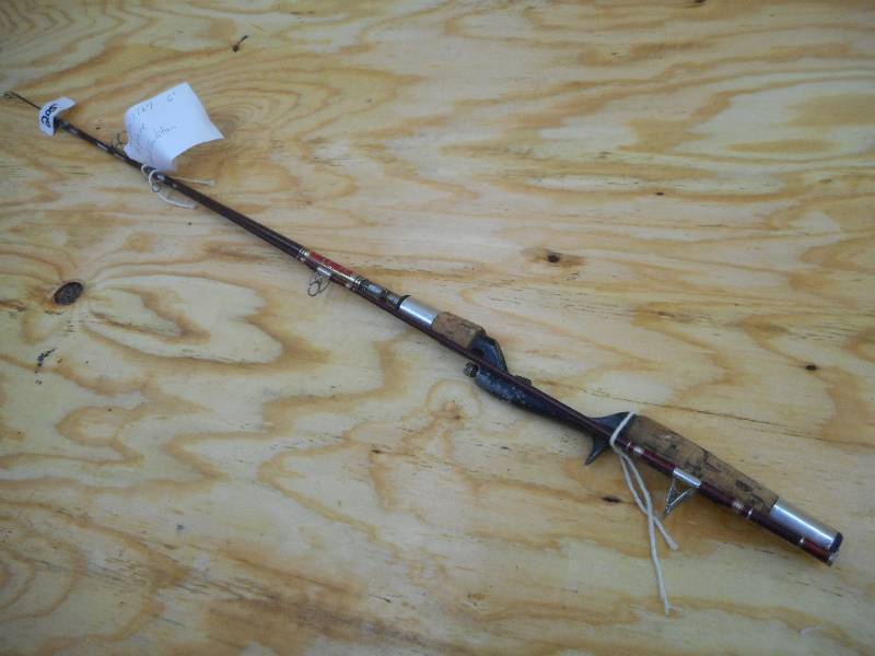 lot 205 image: Vintage Heddon 1767 2-Piece Rod ...