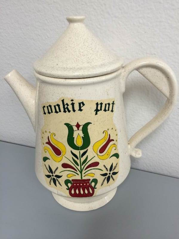 lot 3 image: Vintage McCoy Cookie Pot Cookie Jar