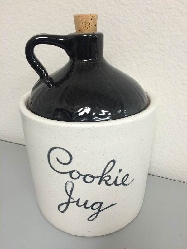 lot 4 image: Cookie Jug Cookie Jar