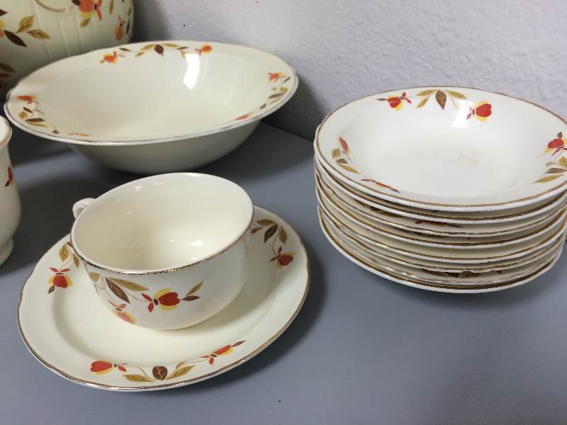 lot 15 image: Vintage Hall China Jewel Tea Autumn Leaf China Set