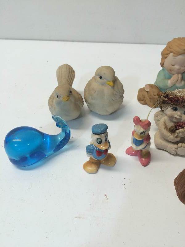 lot 27 image: Assorted Knick Knack Decor and Pictures