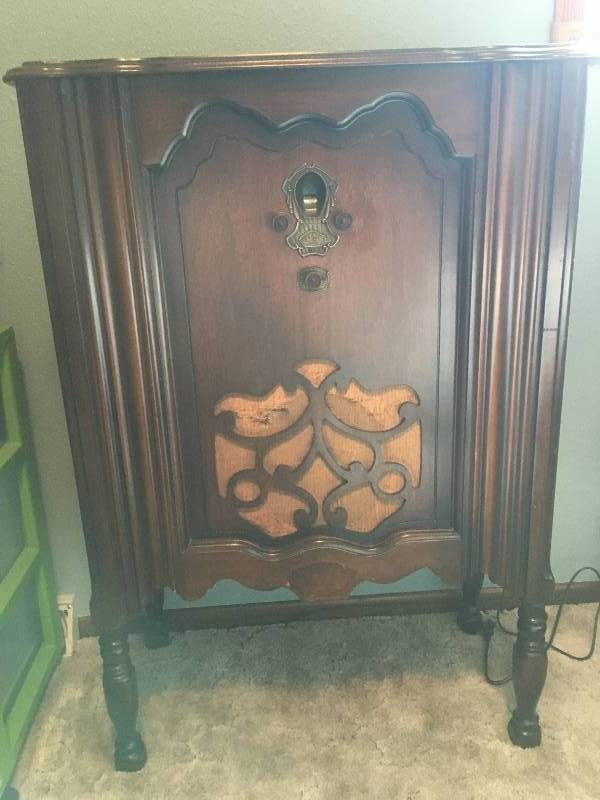 lot 35 image: Antique Vintage US Apex Radio