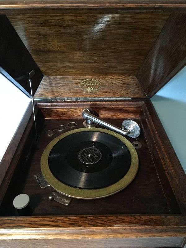 lot 42 image: Antique Columbia Grafonola Phonograph