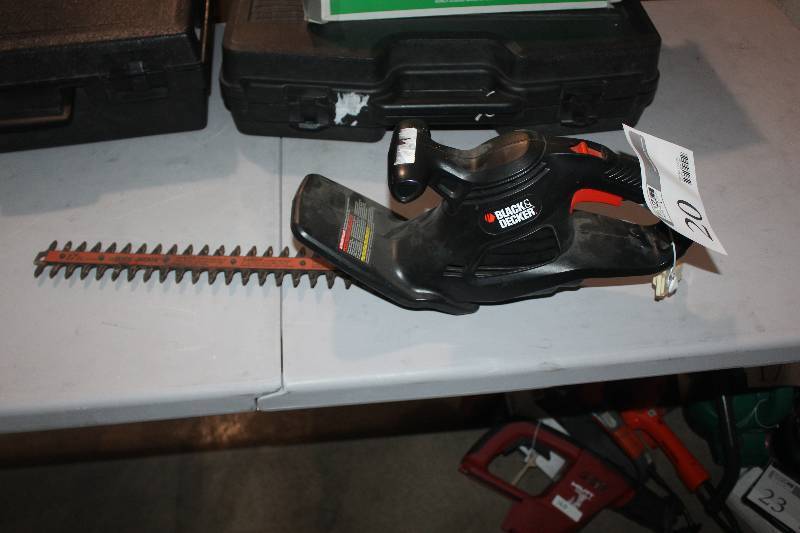 lot 20 image: Black & Decker Hedge Trimmer