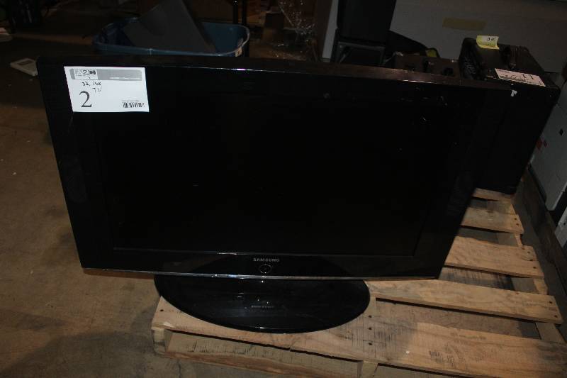 lot 2 image: Samsung 32 TV