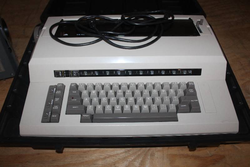 lot 82 image: Electric Typewriter