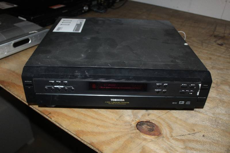 lot 111 image: Toshiba 5-Disc Carousel Changer CDDVD Player