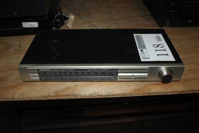 lot 118 image: Pioneer Stereo Tuner