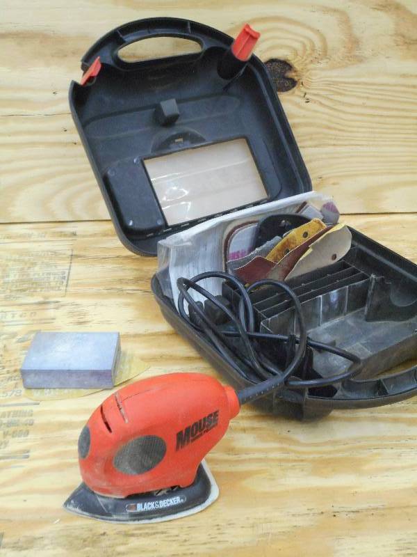 lot 5 image: Black & Decker Mouse Palm Sander Wi...