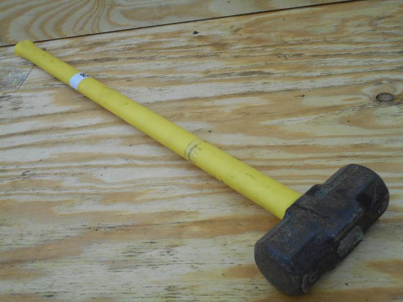 lot 8 image: 8# Sledge Hammer With Fiberglass Ha...