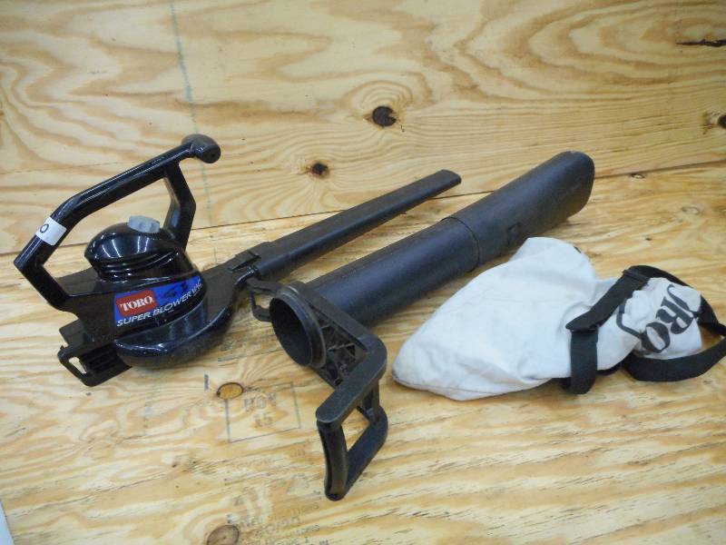 lot 20 image: Toro Super-Blower Handheld Electric...