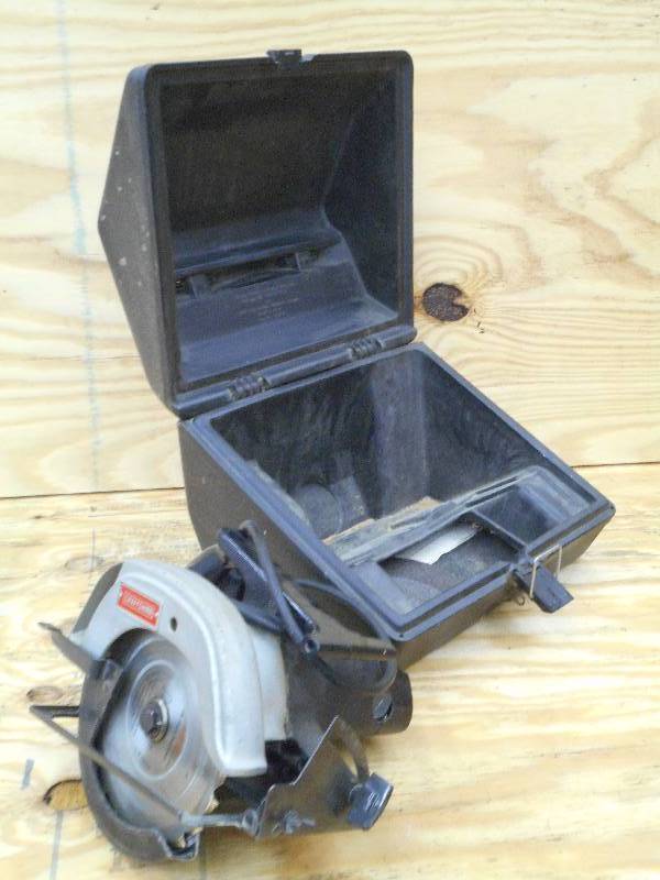 lot 22 image: Craftsman 7.25 Circular Saw With C...