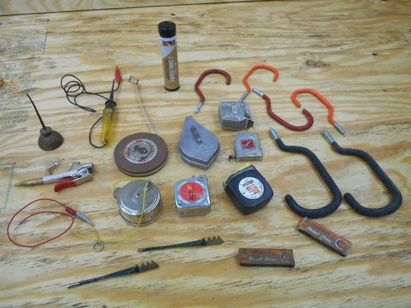 lot 29 image: Box Of Assorted Tape Measures, Hook...