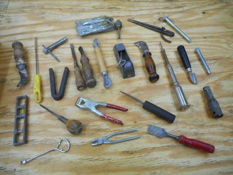 lot 31 image: Box Of Assorted Hand Tools & Etc ...