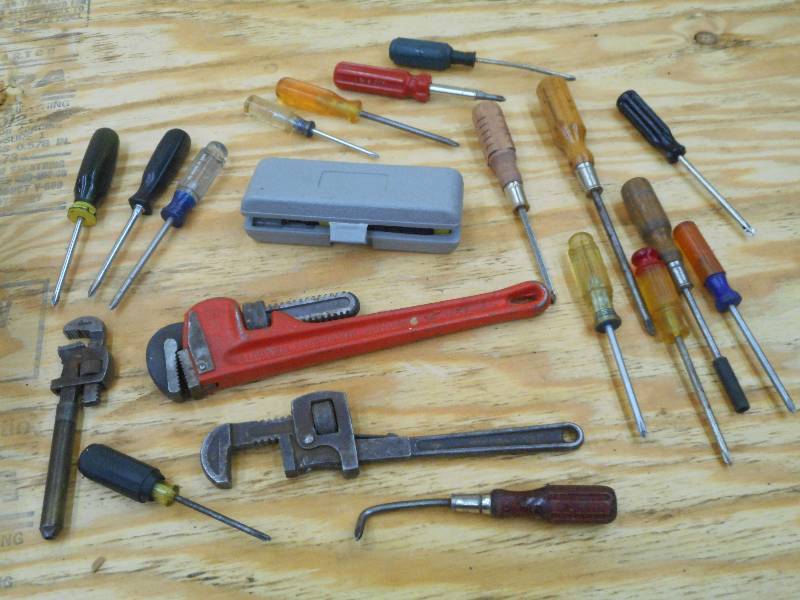 lot 39 image: Box Of Assorted Screw Drivers & Etc...