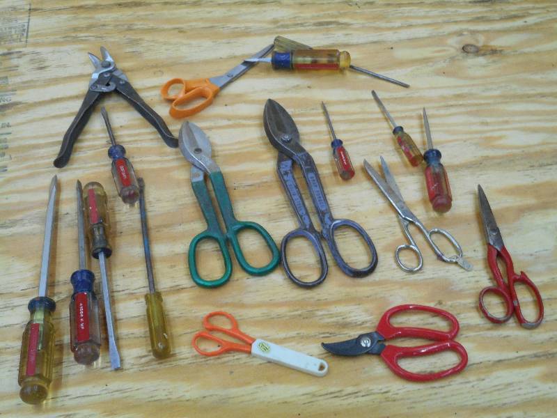 lot 42 image: Box Of Assorted Shears & Screw Driv...
