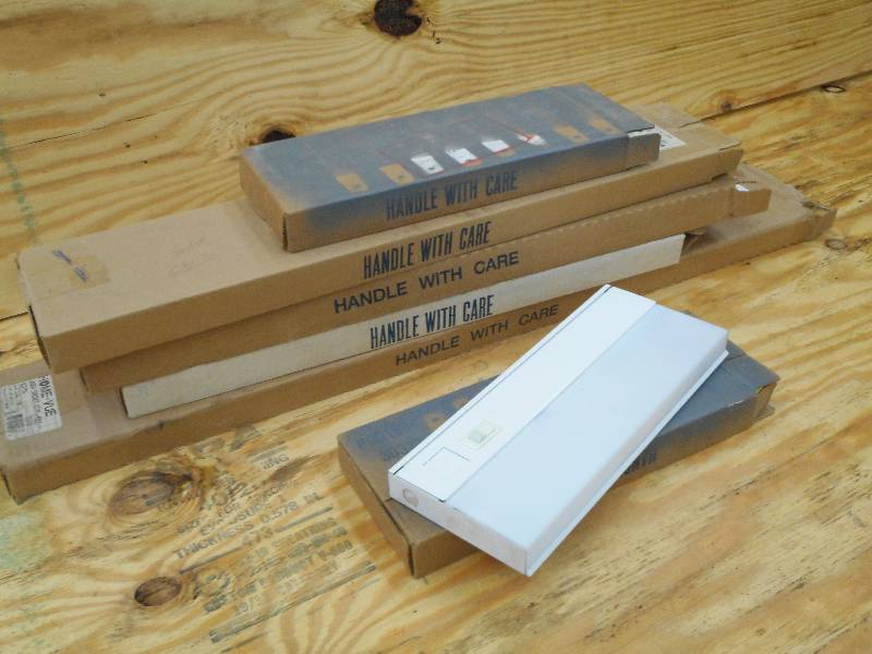lot 47 image: Lot Of (6) Assorted Under-Cabinet L...