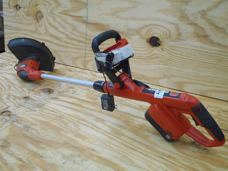 lot 49 image: Black & Decker Electric Trimmer ...