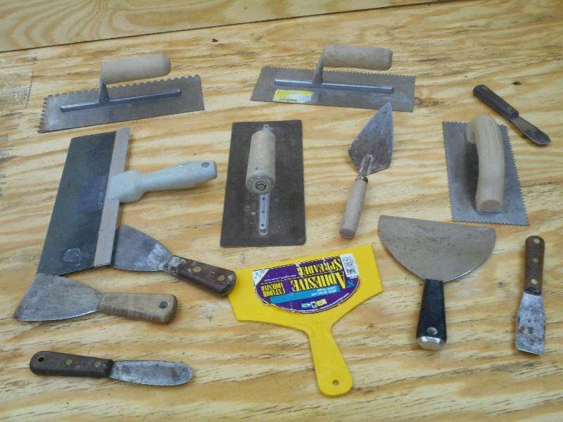 lot 51 image: Box Of Assorted Hand Trowels & Etc ...