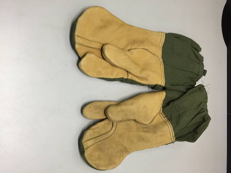 lot 7 image: MILITARY MITTENS