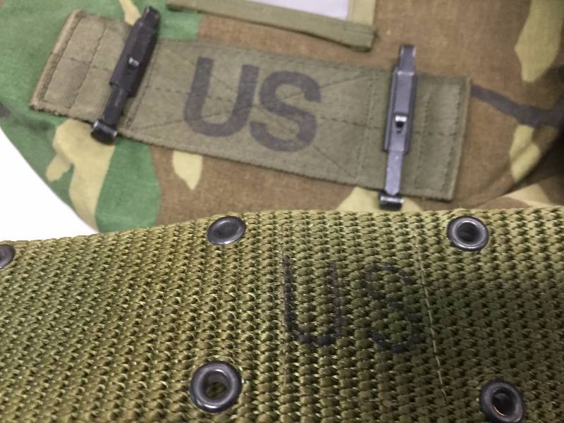 lot 14 image: MILITARY BELT WITH CARRYING BAG