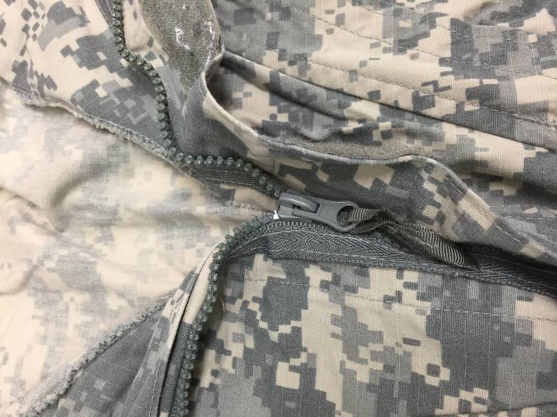 lot 19 image: MILITARY JACKET SIZE LARGE LONG