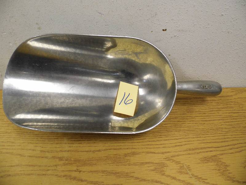 lot 16 image: Scoop