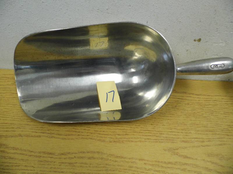 lot 17 image: Scoop