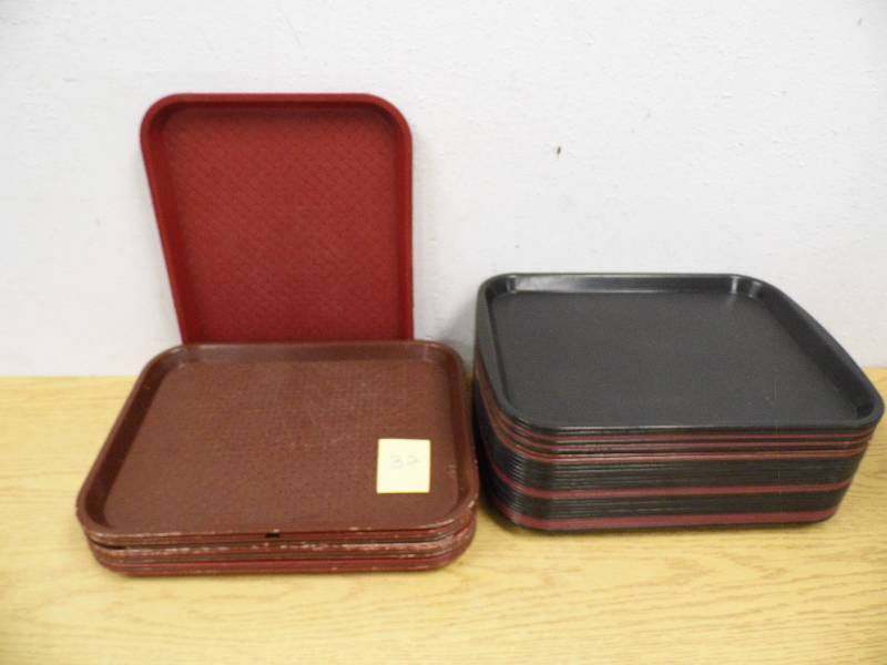 lot 32 image: 10 x 13 Plastic Trays