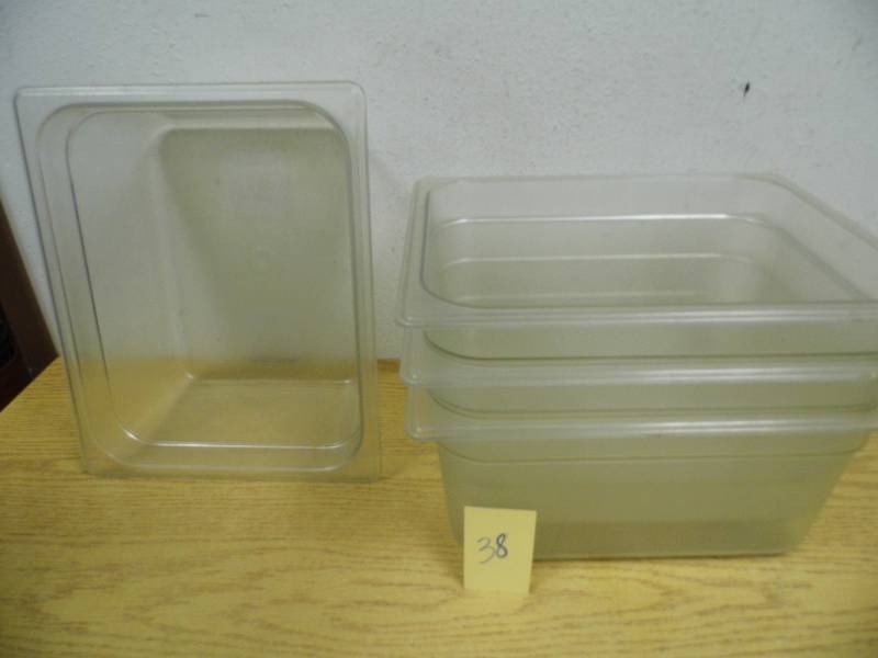 lot 38 image: 4 Rubbermaid 9.3 Quart Containers