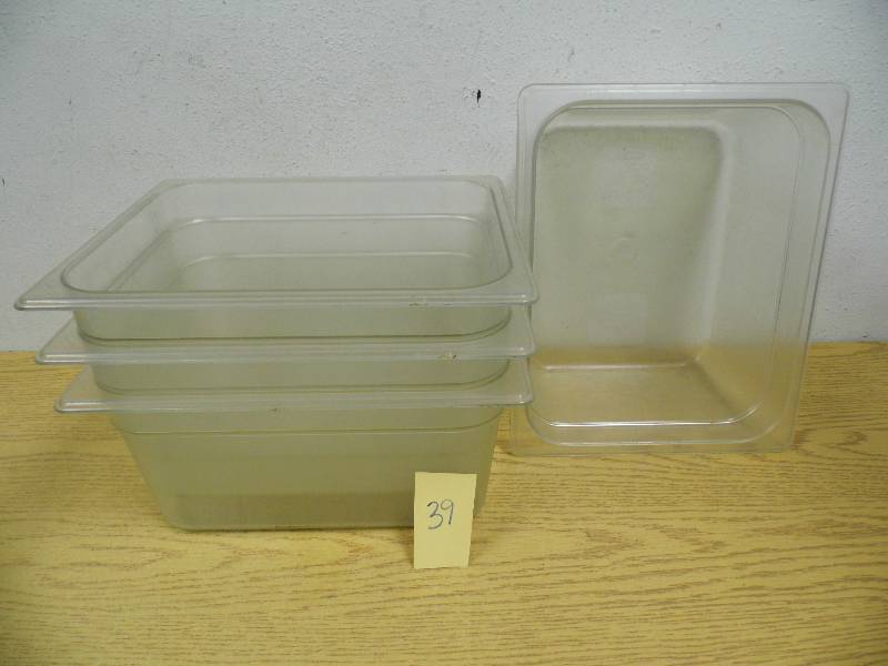 lot 39 image: 4 Rubbermaid 9.3 Quart Containers