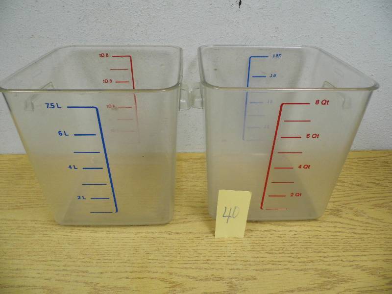 lot 40 image: 2 Rummbermaid 8 Quart Containers