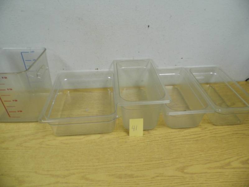 lot 41 image: 4 Containers - 4 Cambro, 1 Rubbermaid