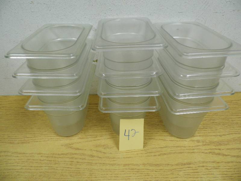 lot 42 image: 12 - .92 Quart Cambro Containers