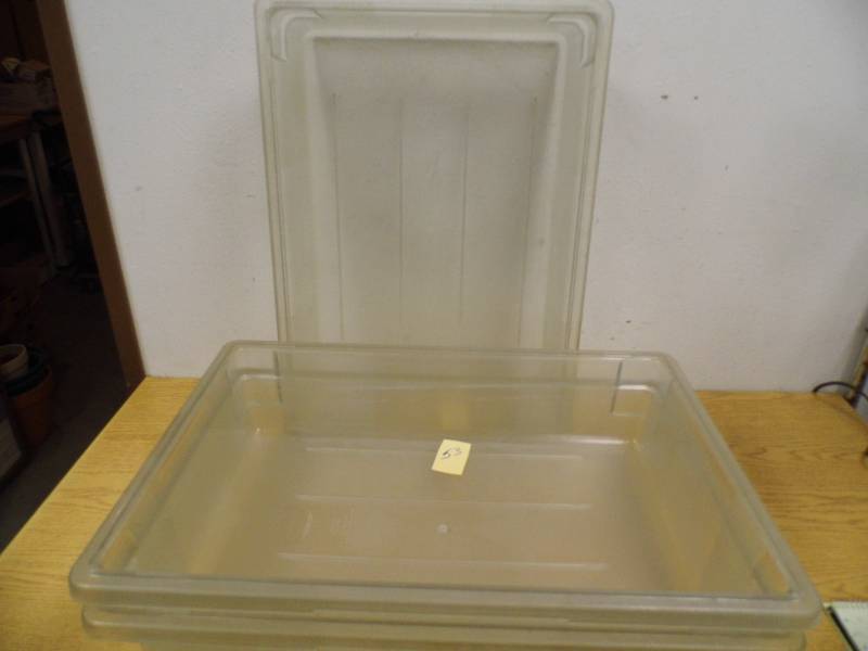 lot 53 image: 3 - Rubbermaid Containers