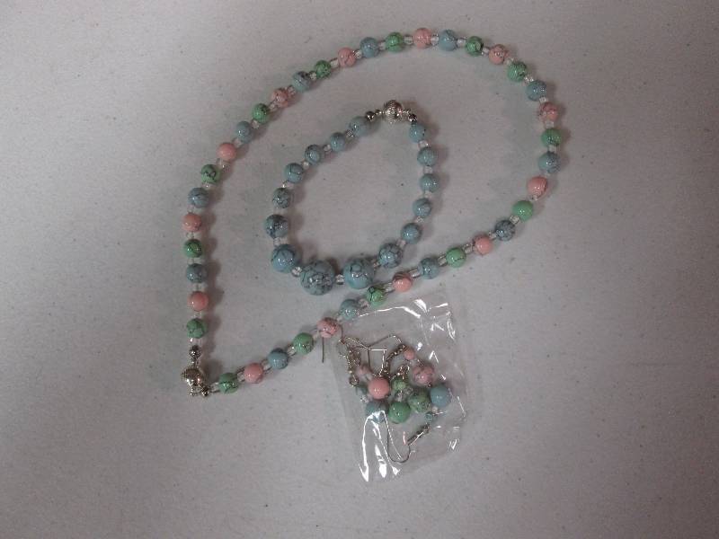 lot 104 image: Multicolored magnetic clasp necklac...