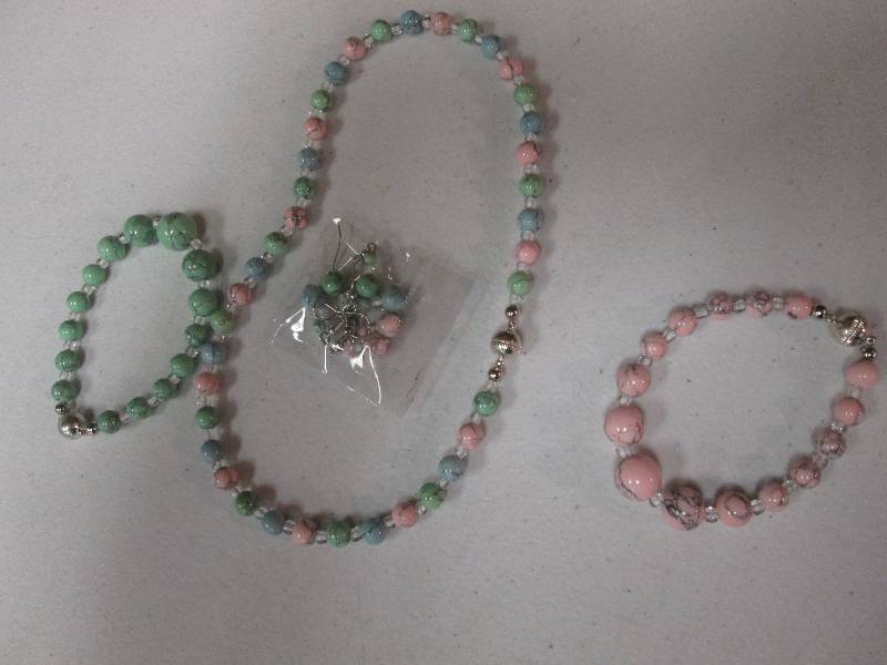 lot 105 image: Multicolored magnetic clasp necklac...
