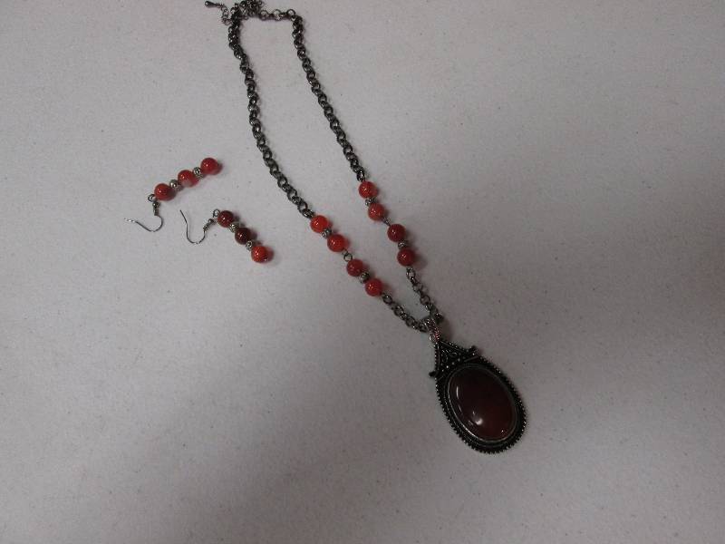 lot 108 image: Matching necklace and earrings...