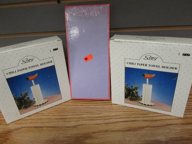 lot 118 image: Lot of 2 Chili Paper towel holder, ...