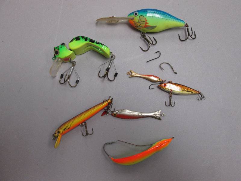 lot 219 image: Assorted lures...