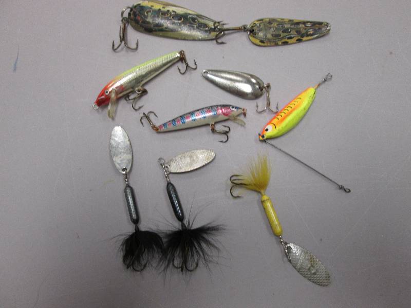 lot 220 image: Assorted lures...