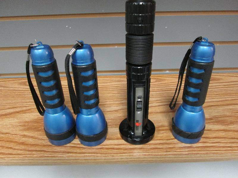 lot 248 image: Lot of 4 LED flashlights, 1 Mr. Fle...