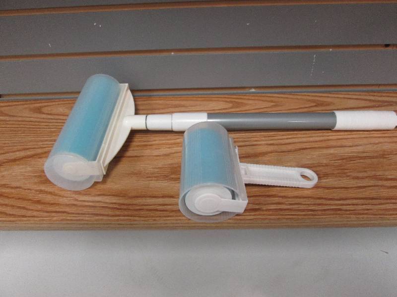 lot 252 image: 1 hand held lint roller, 1 telescop...