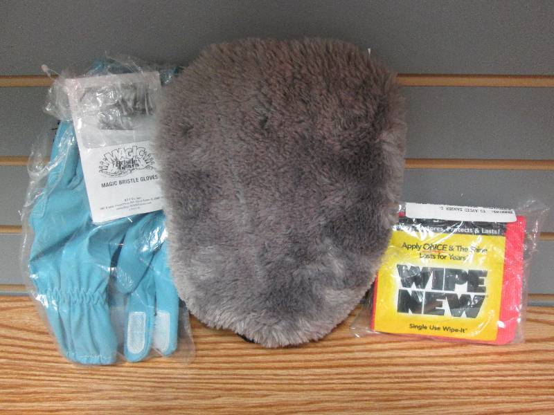 lot 264 image: Magic Bristles gloves, dusting mitt...