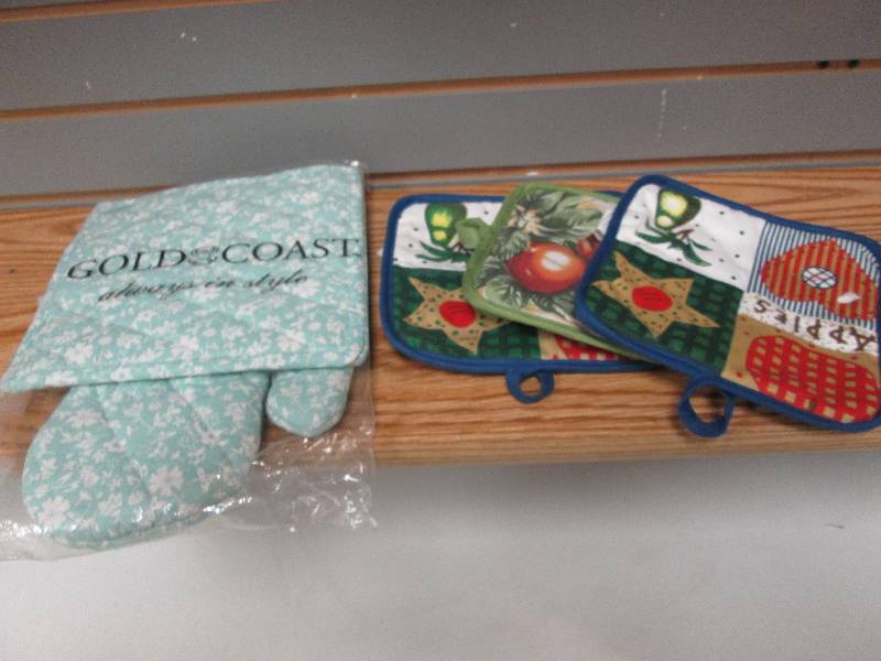 lot 297 image: Lot of assorted potholders...