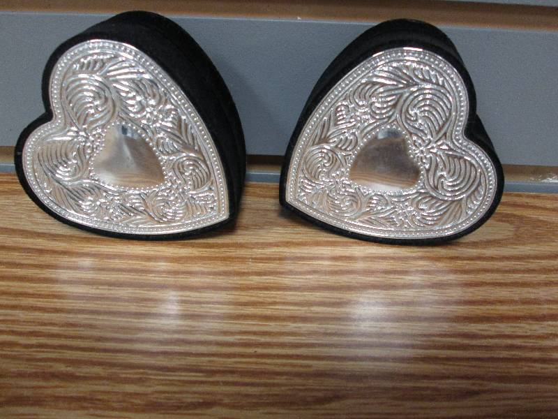 lot 15 image: 2 Heart Blue Velvet jewelry boxes...