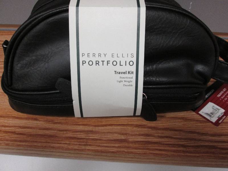 lot 23 image: Perry Ellis Portfolio Travel Kit Re...
