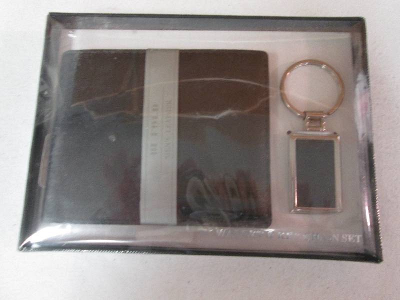 lot 26 image: Mens Bi-Fold Leather wallet & key ...