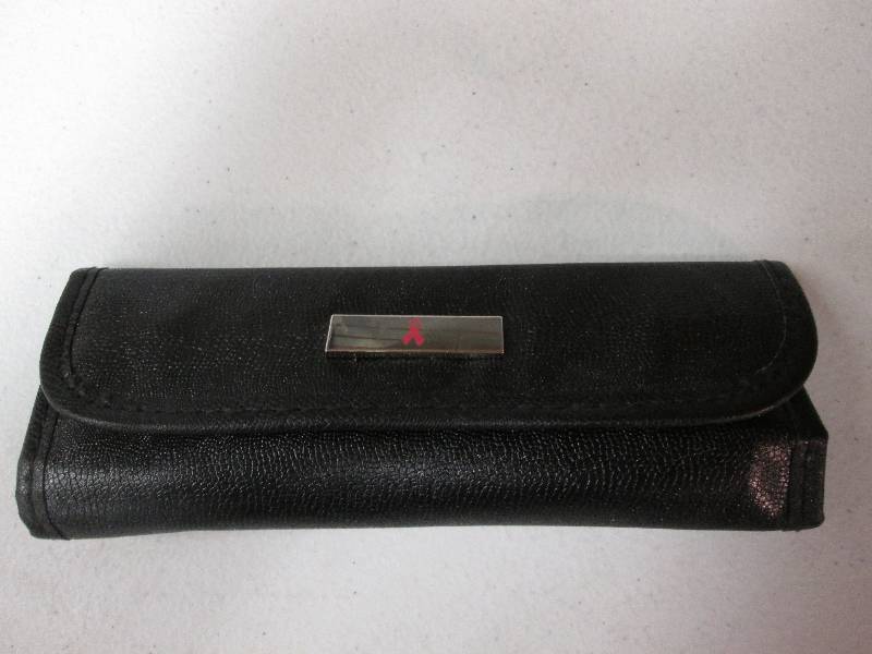 lot 49 image: Pink Ribbon makeup brushes in black...