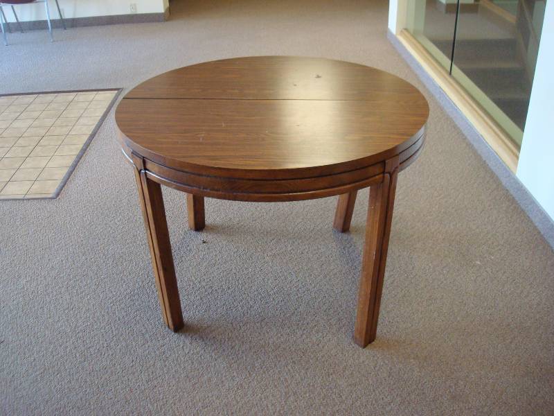 lot 21 image: Round Kitchen Table...